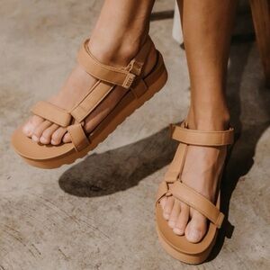 Reef Water Vista Platform Sandals Beige Tan Vegan Leather Size 11​